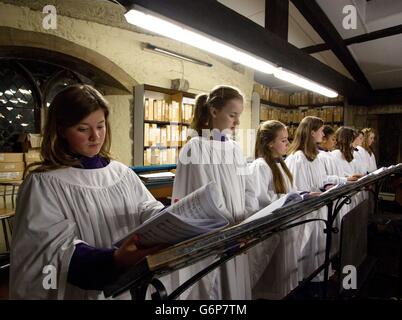 Les membres du chœur de filles de la cathédrale de Canterbury répètent pour la première fois dans la salle de chant de la cathédrale de Canterbury avant leur première représentation publique plus tard ce mois-ci. Banque D'Images