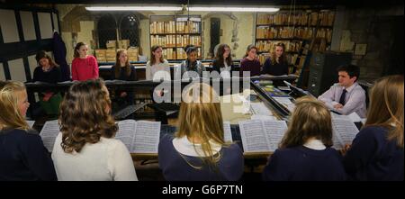 Les seize membres du Choeur pour filles de la cathédrale de Canterbury se rencontrent et répètent pour la première fois avec le directeur de chœur David Newsholme dans la salle de chant de la cathédrale de Canterbury avant leur première représentation publique plus tard dans le mois. Banque D'Images