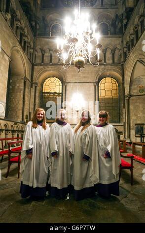 (De gauche à droite) Holly Smith, Olivia Earl, Poppy Brady et Laura Nicholson, quatre des seize membres du nouveau Choeur pour filles de la cathédrale de Canterbury, Essayez leurs Cassocks pendant que le chœur se réunit et répète pour la première fois dans la cathédrale de Canterbury avant leur première représentation publique plus tard ce mois-ci. Banque D'Images