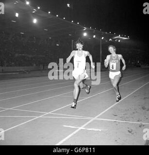 Dave Bedford, no.1, a remporté le BOAC 3,000 mètres steeplechase d'Andy Holden, no 8, en huit minutes 28.6 secondes - brisant le record national du Royaume-Uni - à l'International Club Coca Cola invitation athlétisme réunion tenue sous les projecteurs au Crystal Palace à Londres. Banque D'Images