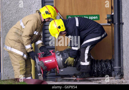 Les pompiers retirent le filtre à air qui a été utilisé au Centre de loisirs McLaren, à Callander, Stirlingshire, suite à un déversement de produits chimiques.Quarante enfants et deux adultes ont été emmenés à l'hôpital aujourd'hui après une fuite chimique, où un nettoyant pour carreaux contenant de l'acide chlorhydrique a été renversé dans le bâtiment. Banque D'Images