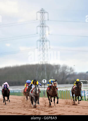 Courses hippiques - Hippodrome de Southwell.Maakirr, monté par Mark Combe (deuxième à droite), remporte la meilleure cote à bookmakes.co.uk enjeux handicap à l'hippodrome de Southwell, à Nottingham. Banque D'Images