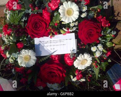 Un hommage floral accompagné d'un message est laissé devant la porte d'entrée de la RAF Lakenheath, alors que l'hélicoptère militaire américain HH-60G Pave Hawk qui s'est écrasé à Norfolk mardi tuant quatre membres d'équipage, faisait partie de la 48e Escadre aérienne de l'US Air Force basée à la RAF Lakenheath. Banque D'Images