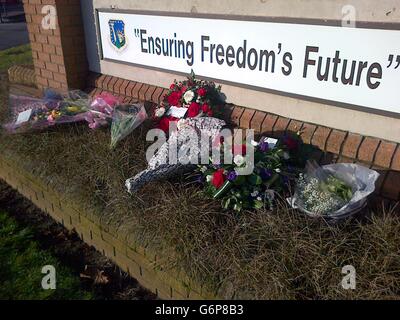 Des hommages floraux sont laissés à l'extérieur de la porte d'entrée de la RAF Lakenheath, alors que l'hélicoptère militaire américain HH-60G Pave Hawk qui s'est écrasé à Norfolk mardi, tuant quatre membres d'équipage, faisait partie de la 48e Escadre aérienne de l'US Air Force basée à la RAF Lakenheath. Banque D'Images