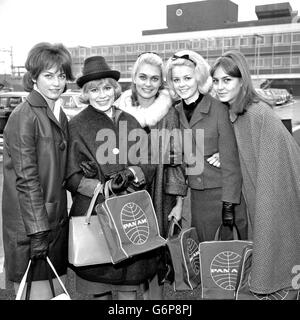 Cinq adolescents, qui ont tous remporté des concours « Ideal Girl » dans leurs pays respectifs, posent avant de quitter l'aéroport de Londres en compagnie de Pan American Jet Clipper pour New York. (À partir de l-r) Ariane Glaser, de France, Ilona Schutze, d'Allemagne, Alexandra Bastedo, De Grande-Bretagne, Marie-Louise Bielke, de Suède, et Anna Bas, d'Italie. Ils voyagent tous en Amérique pour apparaître dans un film, 'The Candy Web'. Banque D'Images