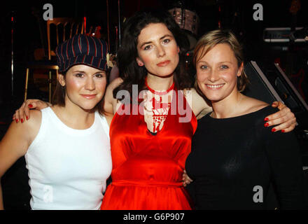 Helen J Hicks (C), chanteuse principale des Honeyriders, avec DJ Harriet Scott (L) et Vicky Butler-Henderson, présentatrice à la télévision, lors de la fête de lancement et de la présentation du nouveau groupe pop country, qui s'est tenu à Madame JO JO, dans le centre de Londres. Banque D'Images