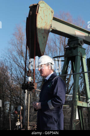 Le Premier ministre David Cameron s'intéresse à cette visite guidée du dépôt de pétrole de l'usine de forage de schiste d'IGAS, près de Gainsborough, dans le Lincolnshire. Banque D'Images