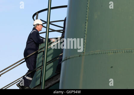 Le Premier ministre David Cameron fait une visite guidée du dépôt de pétrole de l'usine de forage de schiste d'IGA près de Gainsborough, dans le Lincolnshire. Banque D'Images