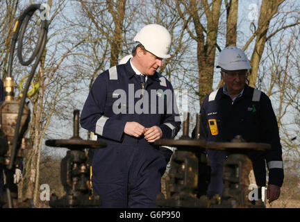 Le Premier ministre David Cameron (à gauche) fait une visite guidée du dépôt de pétrole de l'usine de forage de schiste d'IGAS près de Gainsborough, Lincolnshire. Banque D'Images