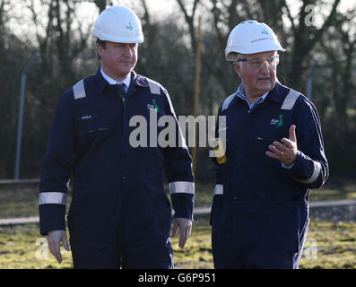 Le Premier ministre David Cameron (à gauche) fait une visite guidée du dépôt de pétrole de l'usine de forage de schiste d'IGAS près de Gainsborough, Lincolnshire. Banque D'Images