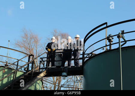 Le Premier ministre David Cameron (au centre) s'adresse au directeur des opérations de la société d'énergie IGA Karl Fisher (à droite) et au directeur général Andrew Austin lors d'une visite guidée du dépôt de pétrole de l'usine de forage de schiste d'IGA près de Gainsborough, dans le Lincolnshire. Banque D'Images