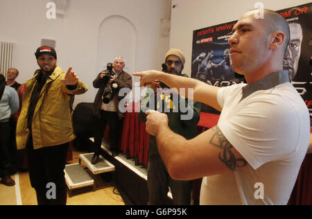 Wadi Camacho (à gauche) et Stephen Simmons font des insultes après une conférence de presse une conférence de presse aux City Halls de Glasgow. Banque D'Images