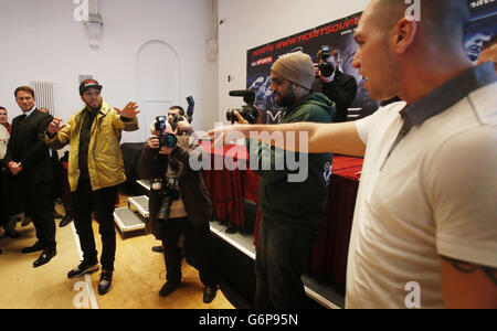 Wadi Camacho (à gauche) et Stephen Simmons font des insultes après une conférence de presse une conférence de presse aux City Halls de Glasgow. Banque D'Images