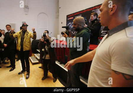 Wadi Camacho (à gauche) et Stephen Simmons font des insultes après une conférence de presse une conférence de presse aux City Halls de Glasgow. Banque D'Images