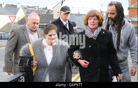 (De gauche à droite) Margaret Luby et Caroline Magee, (encore à droite) John Heaney, William Lynch et Kenny McLaughlin arrivent pour la séance d'ouverture de l'enquête indépendante sur les abus institutionnels historiques (IHA) à la Cour de Banbridge, en Irlande du Nord. Banque D'Images