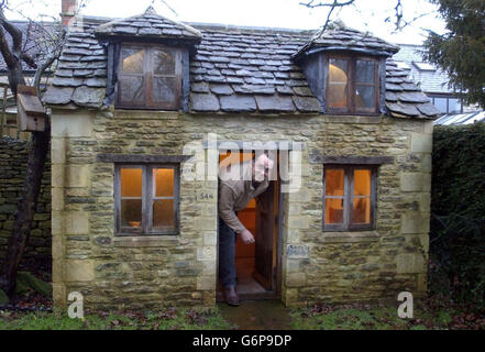 Le fabricant de cabinet Jonathan Lloyd-James et sa maison de jeu de style cotswold à Marshfield, où les acheteurs intéressés par la maison dans un village de Cotswold obtiennent un peu plus pour leur argent une version miniature dans le jardin.Jonathan a eu la solution en se demandant ce qu'il fallait faire avec les matériaux laissés par le travail de sa maison du XVIIIe siècle, il a créé une maison de jeu sur mesure pour ses jeunes fils. La maison de jeu est maintenant sur le marché avec la maison pleine grandeur dans le pittoresque village de Marshfield dans le nord du Wiltshire615,000 avec les agents immobiliers de Bath Pritchard et partenaires. Banque D'Images