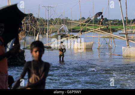 L'INDE Bihar, l'ennoiement de la rivière Bagmati, à une succursale de Ganges / Gange due à de fortes pluies de mousson et de la fonte des glaciers de l'Himalaya, les gens sur la pêche, la construction de bambou temporaire filet de pêche Banque D'Images