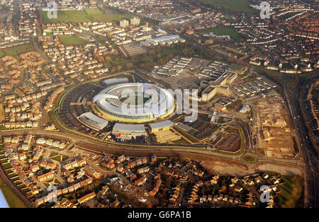 Le nouveau siège de communication du gouvernement (GCHQ) à l'ouest de Cheltenham. 1,500 des 4,000 employés ont déjà déménagé dans le bâtiment de 330 millions, connu localement sous le nom de « doughnut », qui devrait être achevé plus tard cette année. Le GCHQ abrite certains des ordinateurs les plus puissants d'Europe et intercepte des renseignements dans un large éventail de communications pour fournir un soutien aux organisations qui luttent contre le trafic de drogues, la prolifération des armes et le terrorisme. Banque D'Images