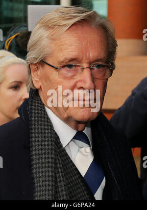 L'acteur de la rue couronnement William Roache, qui joue Ken Barlow, arrive à Preston Crown court où il affronte deux chefs d'accusation de viol d'une jeune fille de 15 ans dans l'est du Lancashire en 1967,Et cinq agressions indécentes impliquant quatre filles âgées entre 11 ou 12 et 16 ans dans la région de Manchester en 1965 et 1968. Banque D'Images