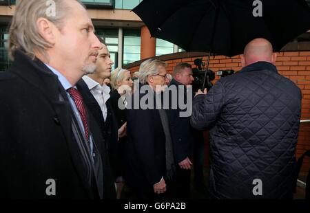 L'acteur de la rue couronnement William Roache (au centre), qui joue Ken Barlow, arrive flanqué par la famille et la sécurité au tribunal de la Couronne de Preston où il affronte deux chefs d'accusation de viol d'une jeune fille de 15 ans dans l'est du Lancashire en 1967,Et cinq agressions indécentes impliquant quatre filles âgées entre 11 ou 12 et 16 ans dans la région de Manchester en 1965 et 1968. Banque D'Images