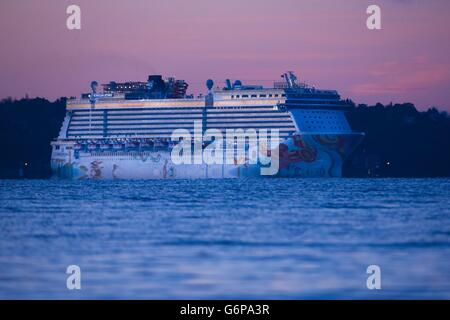 Le plus récent navire de croisière au monde, le Norwegian Getaway, apporte avec lui un avant-goût du temps de Floride lors de son arrivée à Southampton lors de son voyage inaugural. Banque D'Images