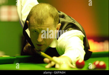 Steve Davis, en Angleterre, en action contre Ronnie O'Sullivan lors de la finale du snooker ouvert au pays de Galles, Cardiff. C'est la première rencontre en finale entre la paire depuis que Davis a récupéré de 8-4 pour battre O'Sullivan 10-8 dans les maîtres Wembley 1997. Banque D'Images