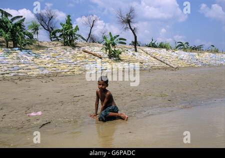 L'Inde Bihar , à l'ennoiement de la rivière Bagmati une succursale de ganges dû à de fortes pluies de mousson et de la fonte des glaciers de l'Himalaya, dyke réparés avec des sacs de sable Banque D'Images