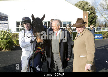 Jockey Tony McCoy (à gauche) et entraîneur Nicky Henderson (à droite) avec Royal Boy dans l'enceinte des gagnants après la victoire dans l'obstacle Levy Board Tolworth williamhill.com Banque D'Images