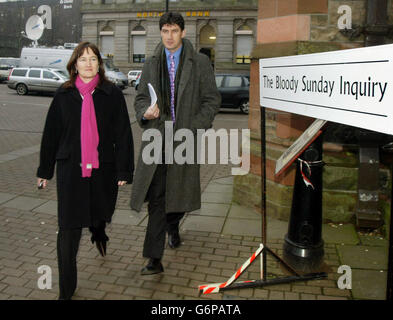 Les journalistes de la télévision Alex Thompson de Channel four et Lena Ferguson de la BBC (anciennement de Channel four) arrivent à l'enquête Bloody Sunday à Belfast. Alex Thomson et Lena Ferguson, qui ont interviewé cinq soldats pour une série de rapports controversés pour Channel 4 News en 1997 et 1998, ont risqué la prison après avoir refusé de révéler l'identité de leurs sources confidentielles lors de la présentation de preuves en mai 2002. Banque D'Images