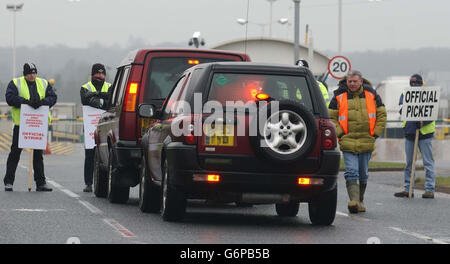 Pickets sur une porte à l'extérieur de l'usine Land Rover de Solihull, West Midlands. Des milliers d'employés du géant automobile Land Rover ont fait une grève consécutive sur salaire, atteignant ainsi la production de la principale usine britannique de l'entreprise. Le Syndicat des transports et des travailleurs généraux a déclaré que le soutien à la sortie de 24 heures était « solide ». Banque D'Images