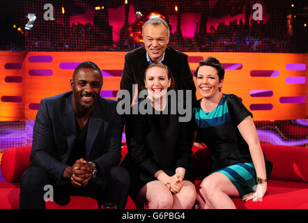 Le présentateur Graham Norton (arrière centre) avec les invités (de gauche à droite) Idris Elba, Lena Dunham et Olivia Colman pendant le tournage du Graham Norton Show aux London Studios, dans le sud de Londres, devant être diffusé sur BBC One vendredi soir. Banque D'Images