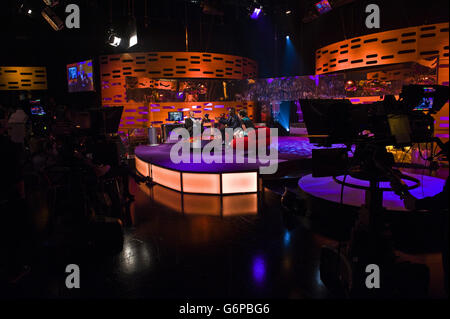 Le présentateur Graham Norton (à gauche) avec les invités Idris Elba, Lena Dunham et Olivia Colman pendant le tournage du Graham Norton Show aux London Studios, dans le sud de Londres, devant être diffusé sur BBC One vendredi soir. Banque D'Images