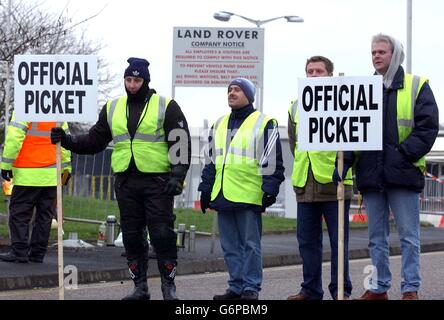 Pickets sur une porte à l'extérieur de l'usine Land Rover de Solihull, West Midlands.Des milliers d'employés du géant automobile Land Rover ont fait une grève consécutive sur salaire, atteignant ainsi la production de la principale usine britannique de l'entreprise.Le Syndicat des transports et des travailleurs généraux a déclaré que le soutien à la sortie de 24 heures était « solide ».03/06/2004: Le nombre de conflits industriels menant à des grèves est tombé à un niveau record de 133 l'année dernière, de nouveaux chiffres ont été publiés jeudi 3 juin 2004.Au Royaume-Uni, le plus grand nombre de jours de travail perdus par des arrêts de travail en un an a été pendant la grève générale de 1926, lorsqu'un peu plus de 160 Banque D'Images