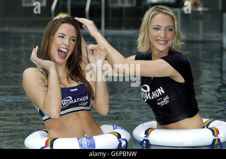 Les actrices Hollyoaks Jodi Albert (L) et Ali Bastian aident à soutenir le Swimathon Butlins, qui vise à lever 2.5 millions de livres pour le Macmillan cancer relief, à l'hôtel Carlton Tower, dans le centre de Londres. Banque D'Images