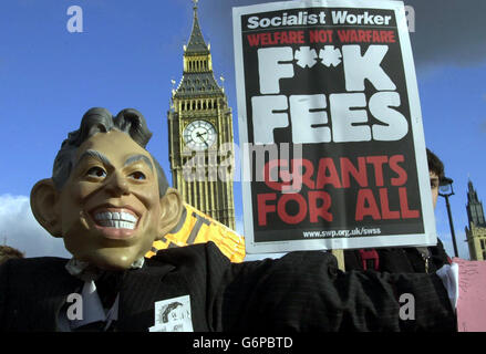 Les manifestants se réunissent devant les chambres du Parlement, à Londres. Un vote plus tard dans la journée à l'intérieur de la Chambre des communes décidera si le gouvernement peut procéder à sa proposition de frais d'appoint. Banque D'Images