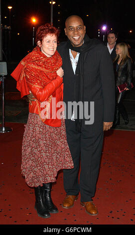 Le célèbre chef Ainsley Harriottt arrive pour les TV moments Awards 2003, qui se tiennent au BBC Television Center de Londres. Banque D'Images