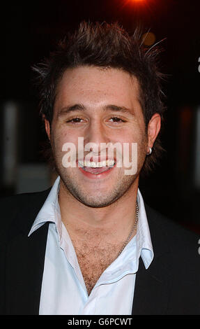 Le chanteur Anthony Costa du groupe boyband Blue arrive pour les TV moments Awards 2003, qui se tiennent au BBC Television Center, à Londres. Banque D'Images