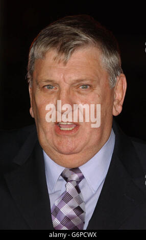 L'acteur d'EastEnders Derek Martin arrive pour les prix des moments de la télévision 2003, qui se tiennent au BBC Television Center, à Londres. Banque D'Images