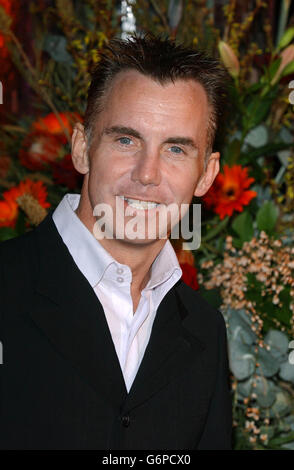 Prix TV moments 2003.Le célèbre chef Gary Rhodes arrive pour les TV moments Awards 2003, qui se tiennent au BBC Television Center de Londres. Banque D'Images