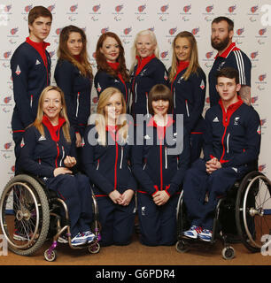 Équipe de ski alpin de gauche à droite James Whitley, Caroline Powell (Guide de Jade Etherington), Jade Etherington, Kelly Gallagher, Charlotte Evans (Guide de Kelly Gallagher) et Mick Brenna. De gauche à droite Anna Turney, Rachael Ferrier (Guide de Millie Knight), Millie Knight et Ben Sneesby, lors du lancement de l'équipe paralympique GB pour Sotchi au Radisson Blu Hotel, Glasgow. Banque D'Images