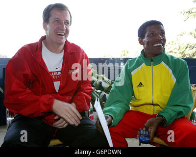 L'ancien secrétaire de presse de Downing Street, Alastair Campbell, avec l'athlète éthiopien Haile Gebrselassie, lors de sa visite en Éthiopie, où M. Campbell a participé à la Grande course éthiopienne 2003 qui a eu lieu à Addis-Abeba. Banque D'Images