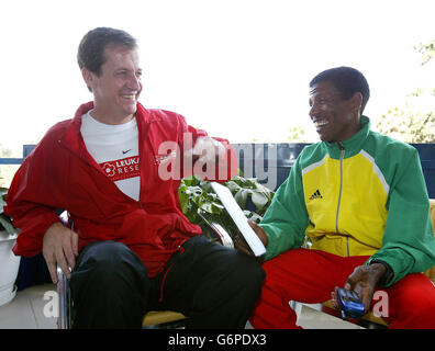 L'ancien secrétaire de presse de Downing Street, Alastair Campbell, avec l'athlète éthiopien Haile Gebrselassie, lors de sa visite en Éthiopie, où M. Campbell a participé à la Grande course éthiopienne 2003 qui a eu lieu à Addis-Abeba. Banque D'Images