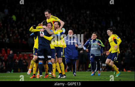 Le Vito Mannone de Sunderland célèbre avec Craig Gardner et John O'Shea après que Rafael Da Silva de Manchester United (à droite) ait manqué la pénalité lors de la coupe Capital One, demi-finale, second Leg à Old Trafford, Manchester. APPUYEZ SUR ASSOCIATION photo. Date de la photo: Mercredi 22 janvier 2014. Voir PA Story FOOTBALL Man Utd. Le crédit photo devrait se lire: Martin Rickett/PA Wire. Ne pas utiliser avec les fichiers audio, vidéo, données, présentoirs ou logos de club/ligue non officiels. Banque D'Images