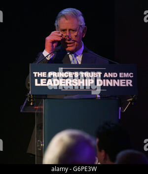 Le Prince de Galles prononce un discours, lors d'une réception à la direction organisée par le Prince's Trust aux cours royales de justice de Londres. Banque D'Images