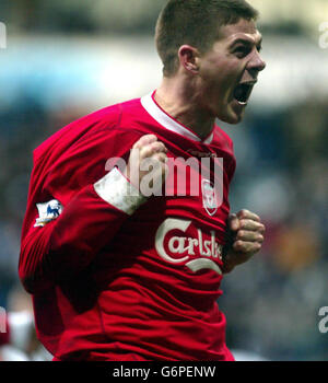 Le capitaine de Liverpool Steven Gerrard célèbre le deuxième égaliseur de son équipe contre Bolton Wanderers, lors du match Barclaycard Premiership au Reebok Stadium, à Bolton.Score final: Bolton 2 Liverpool 2. Banque D'Images