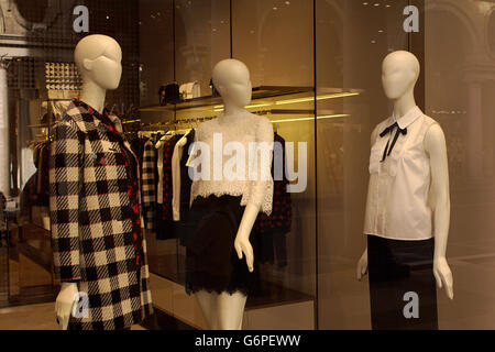 Les femmes de haute couture et accessoires de luxe de shopping à Turin fashion avenue, Via Lagrange Banque D'Images