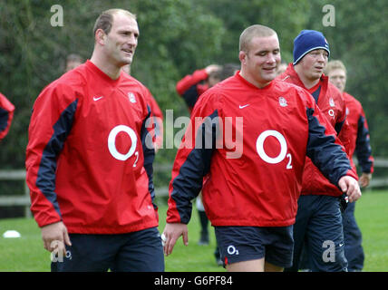 Le capitaine d'Angleterre Lawrence Dallaglio et Phil Vickery partagent une blague lors d'une session d'entraînement à l'hôtel Pennyhill Park de Surrey, alors que l'équipe se prépare dimanche à leur ouverture de RBS six Nations contre l'Italie. Banque D'Images