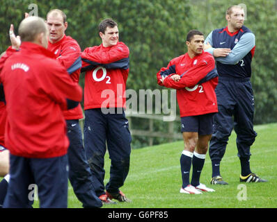 (De gauche à droite) le capitaine d'Angleterre Lawrence Dallaglio, Paul Grayson, Jason Robinson et Ben Kay s'étirent au cours d'une séance d'entraînement à l'hôtel Pennyhill Park, Surrey, alors que l'équipe se prépare dimanche à leur ouverture du RBS six Nations contre l'Italie. Banque D'Images