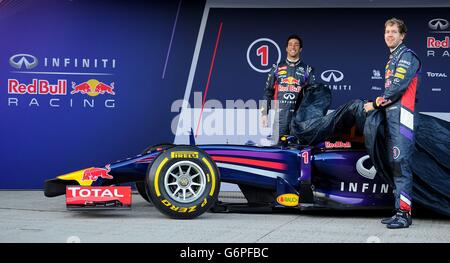 Les pilotes de Red Bull Daniel Ricciardo (à gauche) et Sebastian Vettel lors du lancement de la nouvelle voiture Red Bull RB10 au Circuito de Jerez, Jerez, Espagne. Banque D'Images