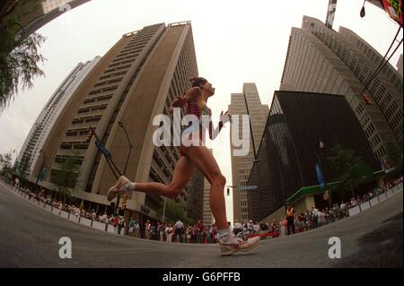 28-JUL-96. Jeux olympiques d'Atlanta. Athlétisme. Marathon pour femmes. Monica Pont, Espagne, traverse les rues d'Atlanta Banque D'Images